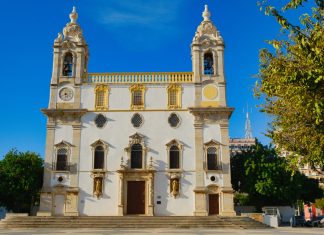 Igreja do Carmo and Bones Chapel
