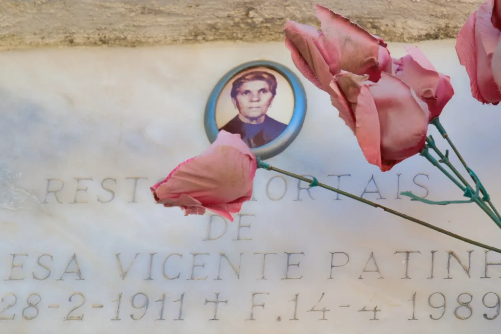 Faro Cemetery: detail of a tombstone