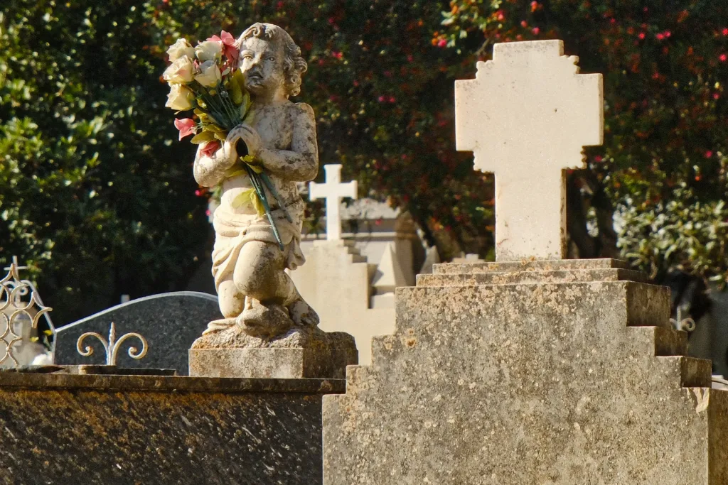 Detail in Faro's Cemetery: an angel with flowers.