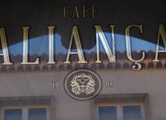 Café Aliança Cafe Aliança Door Decoration