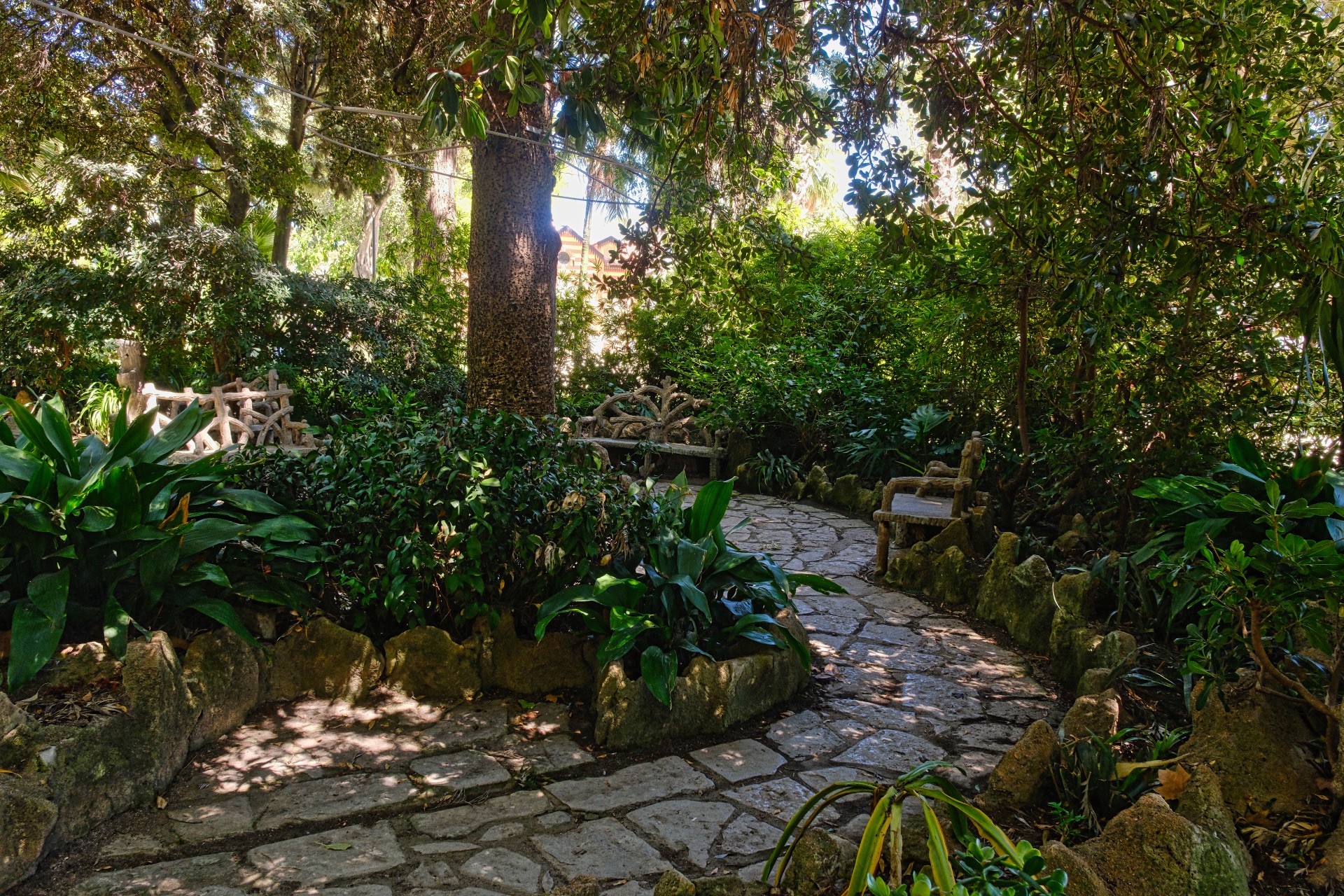 A quiet corner in Jardim da Alameda, one of the few, if not the only, places which remain untouched after renovations