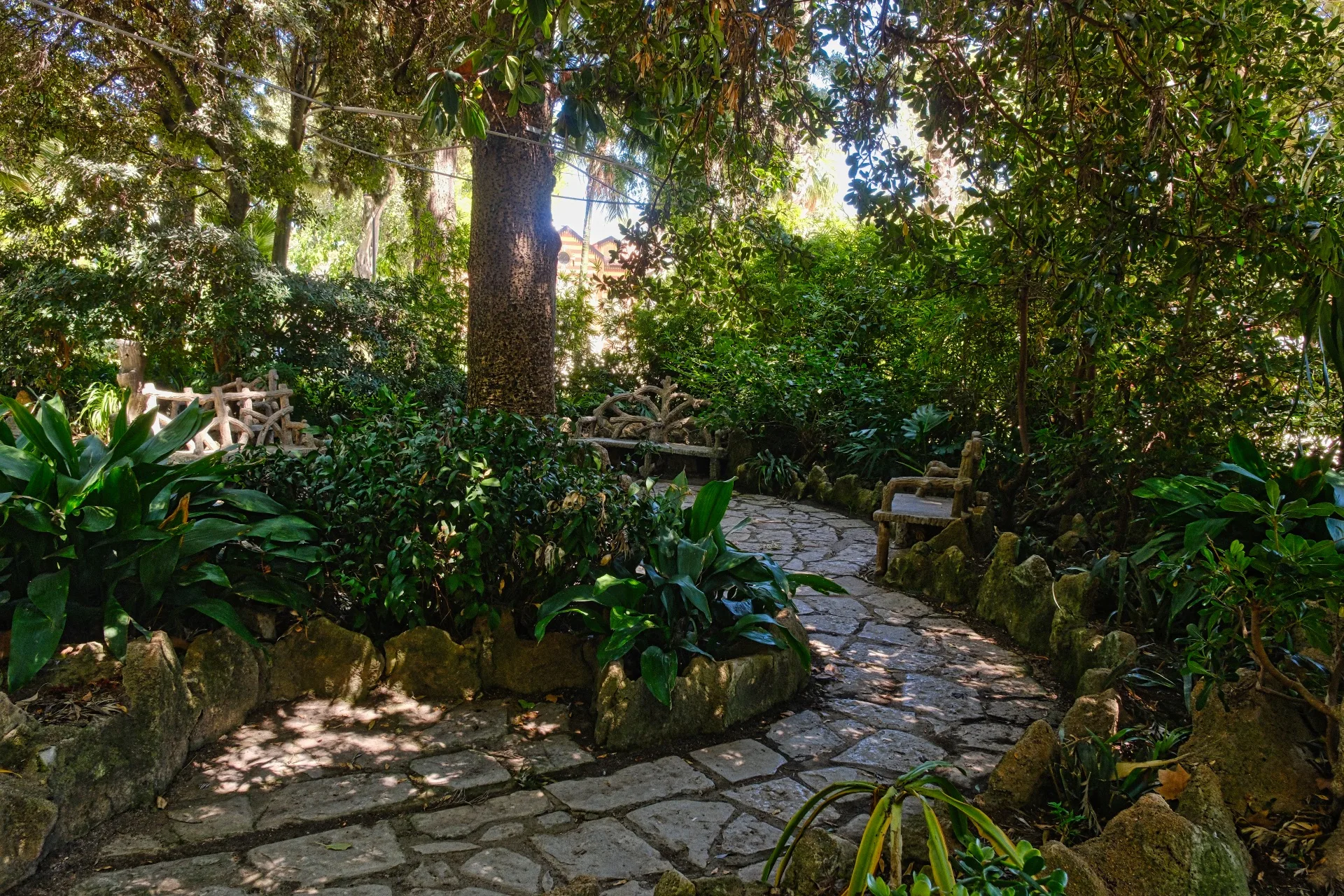 A quiet corner in Jardim da Alameda, one of the few, if not the only, places which remain untouched after renovations