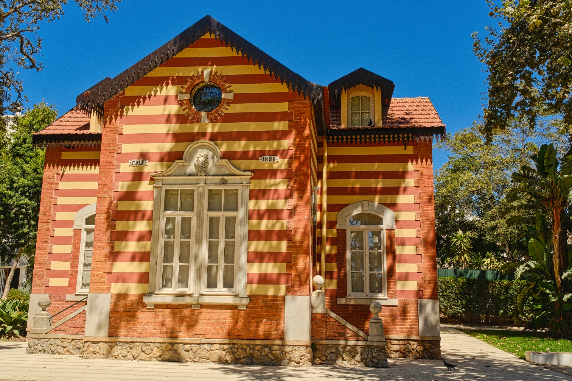An old park pavillion can be seen in Jardim da Alameda