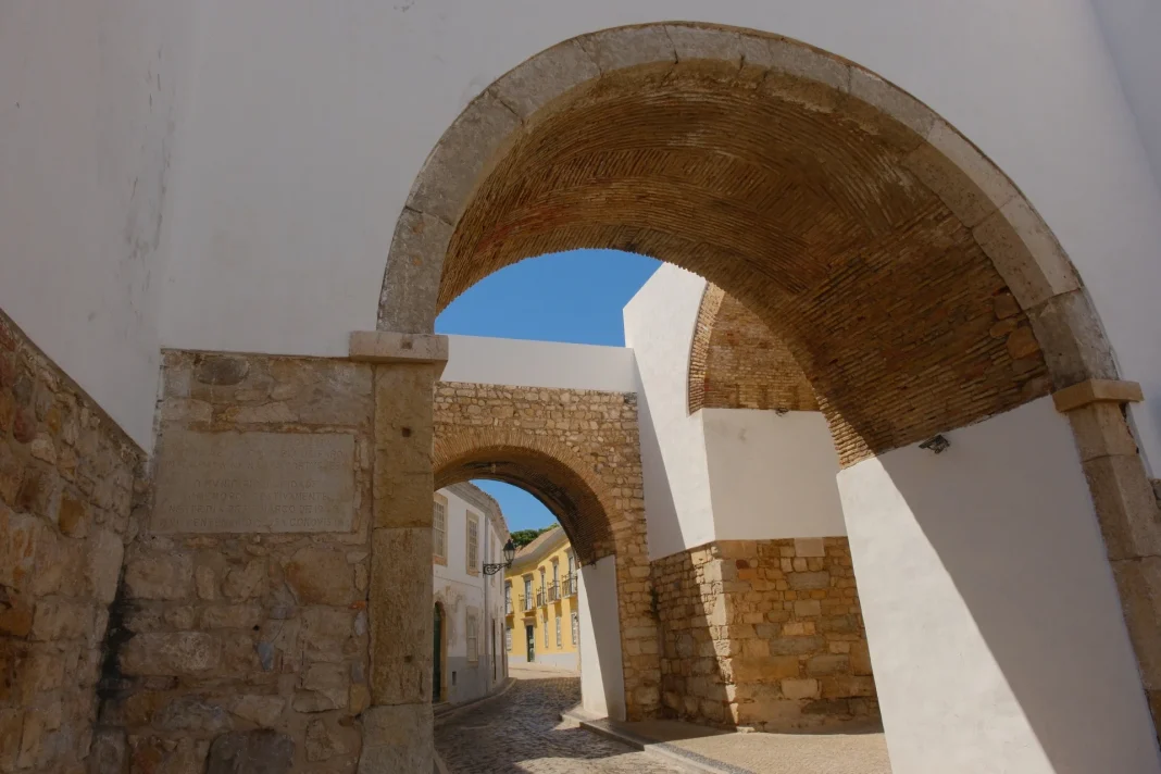 arco-do-repouso-01 Arco do Repouso medieval gateway in Faro Old Town, Portugal