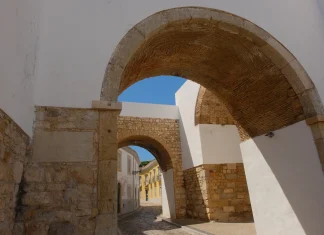 Arco do Repouso: Faro’s Historic Old Town Gateway Arco do Repouso medieval gateway in Faro Old Town, Portugal