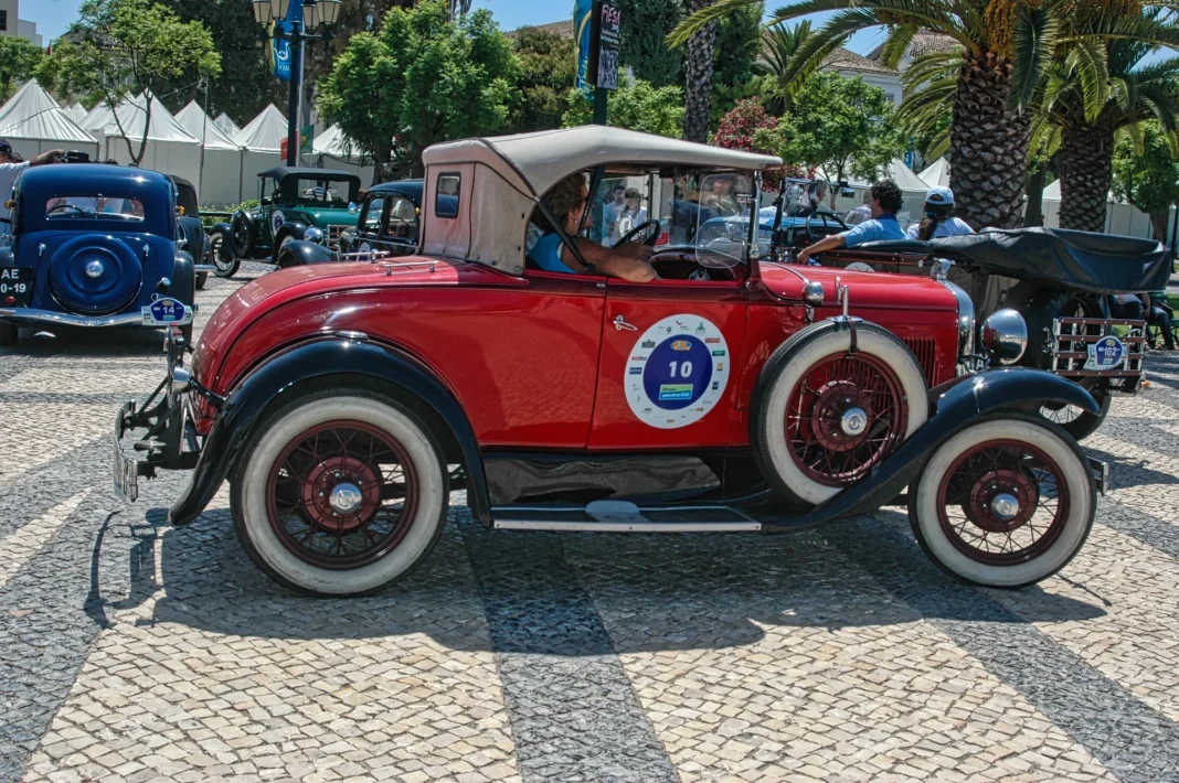 classic-cars-01 Classic car on the Algarve Classic Cars route near the Arco da Vila