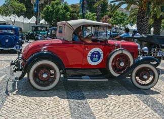 Events: Classic Cars Algarve Classic car on the Algarve Classic Cars route near the Arco da Vila